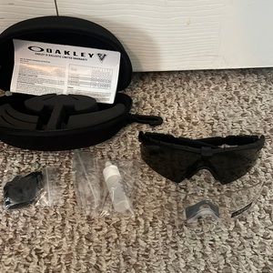 Oakley SI Ballistic M Frame 2.0 Strike Array Matte Frame, Clear and Grey leash